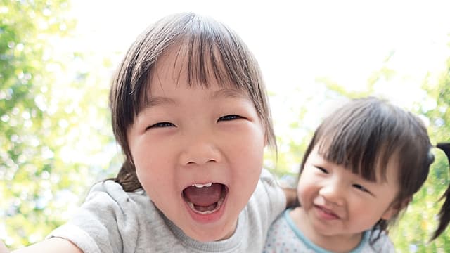 Niñas con dientes de leche sonriendo