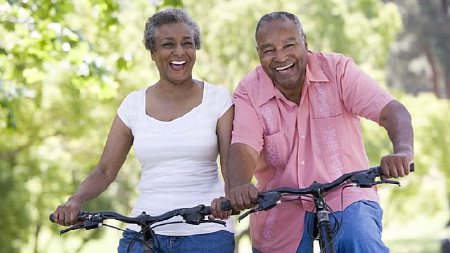 Pareja de adultos mayores sonriendo felices