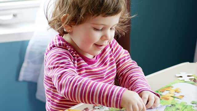 Niña jugando