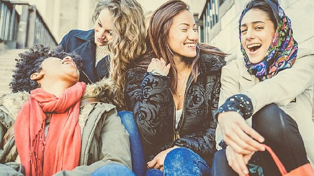 Grupo de amigos reunidos sonriendo