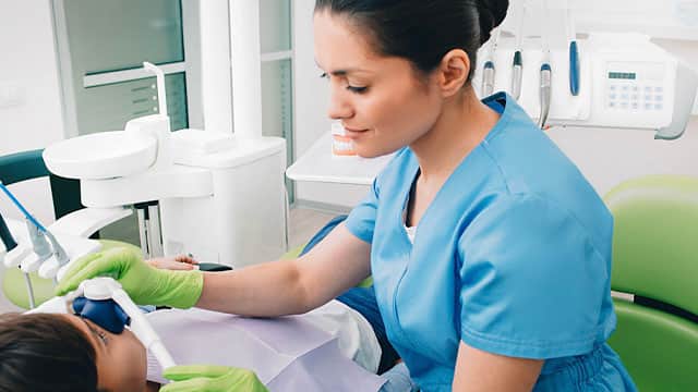 Enfermera aplicando óxido nitroso a paciente dental