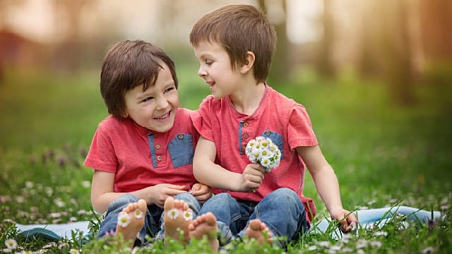 Niños sonriendo en el jardín