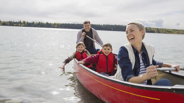 Familia feliz y sonriente en el mar