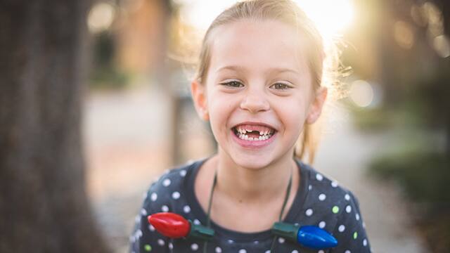 Niña mudando dientes