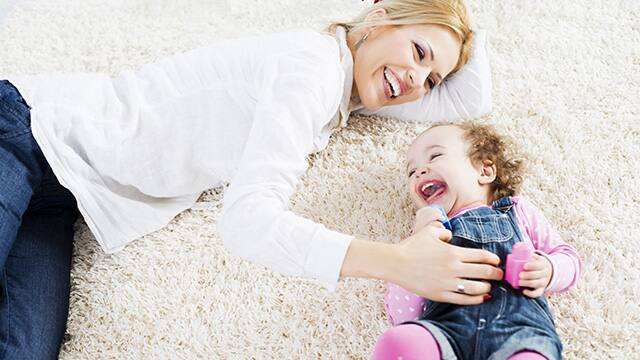 Mujer y bebé sonriendo