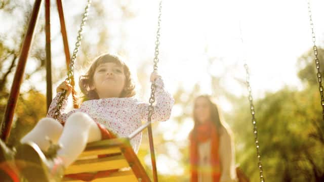 Niña divirtiendose en el  parque