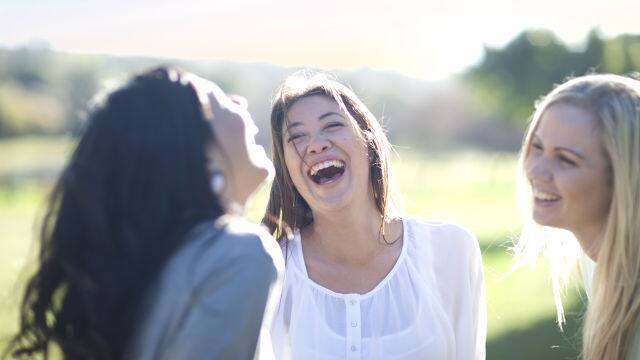 Amigas felices riendo y sonriendo