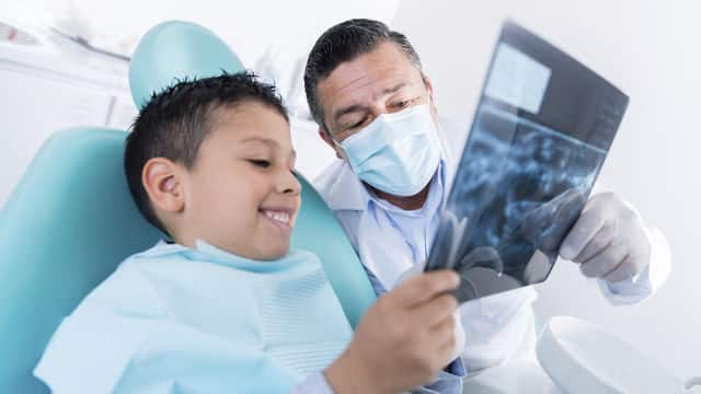 Niño en el dentista