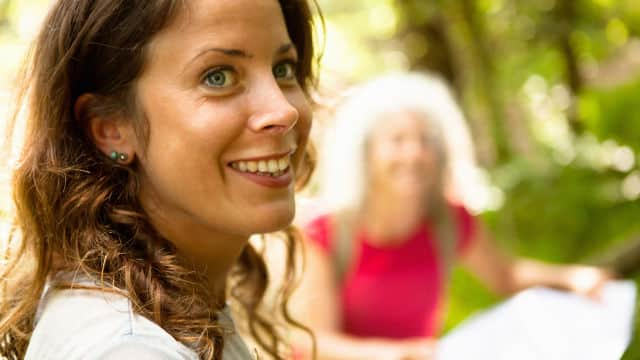 Mujer sonriendo con dientes limpios