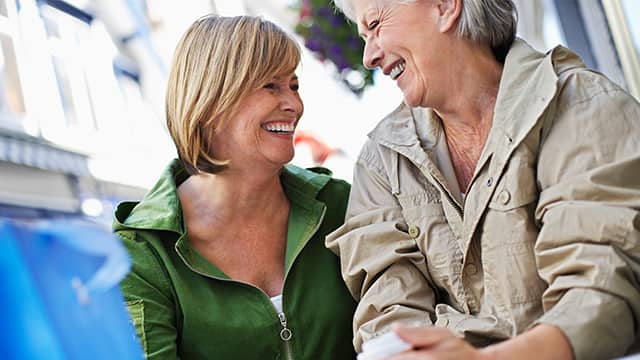 Mujeres mayores sonriendo