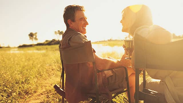 Pareja feliz descansando en el campo