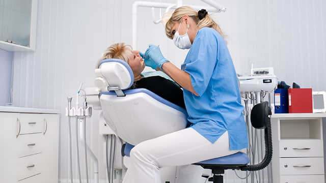 Dentista en cita con paciente