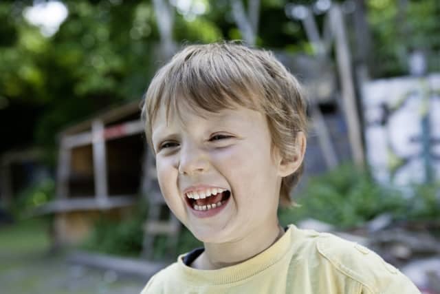 Niño con dientes de leche sonriendo