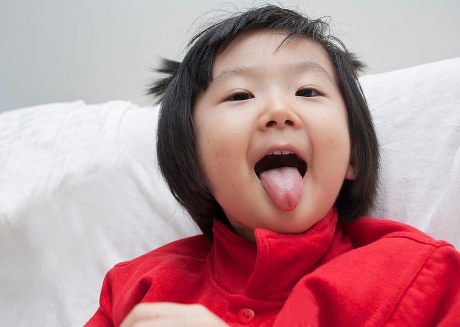 Niña con lengua fuera