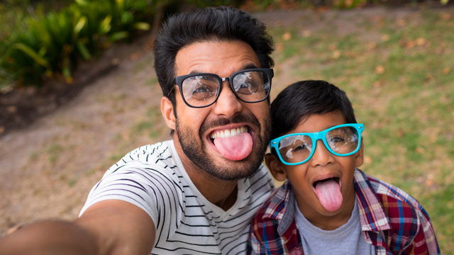 Papá e hijo sacando la lengua