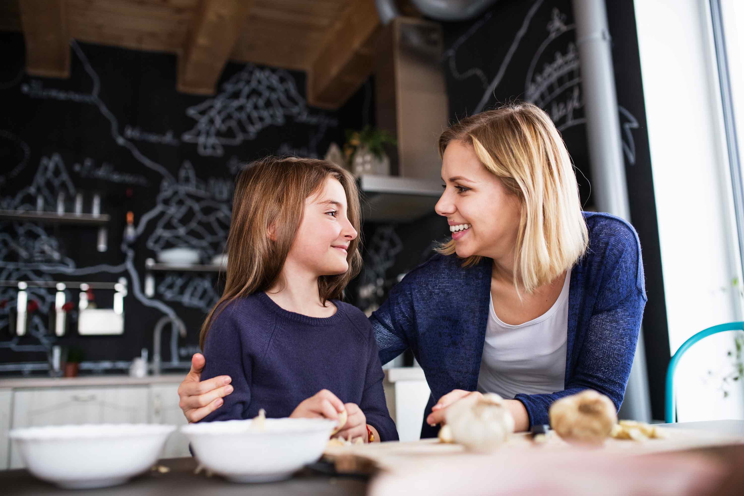 Mamá e hija sonriendo mientras hablan