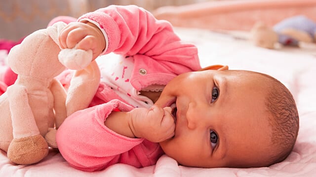 Bebé acostada en la cama