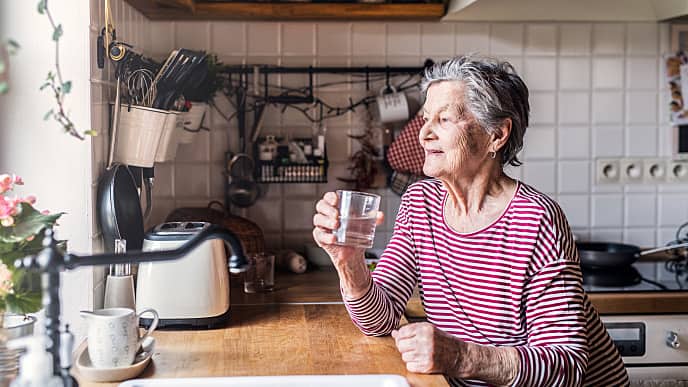 Mujer mayor tomando un vaso de agua