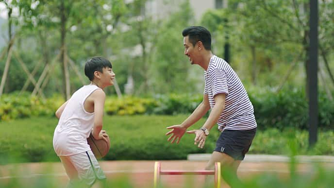 Padre e hijo jugando baloncesto