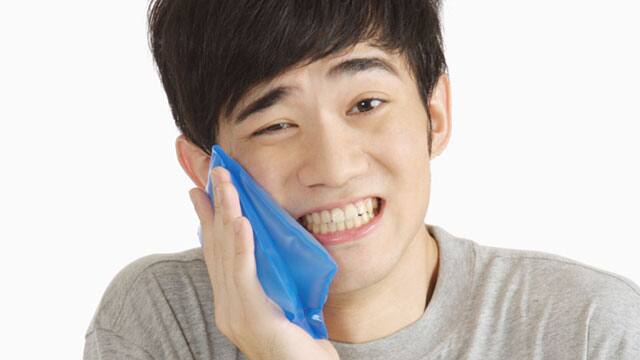 A young man with toothache looking for home remedies