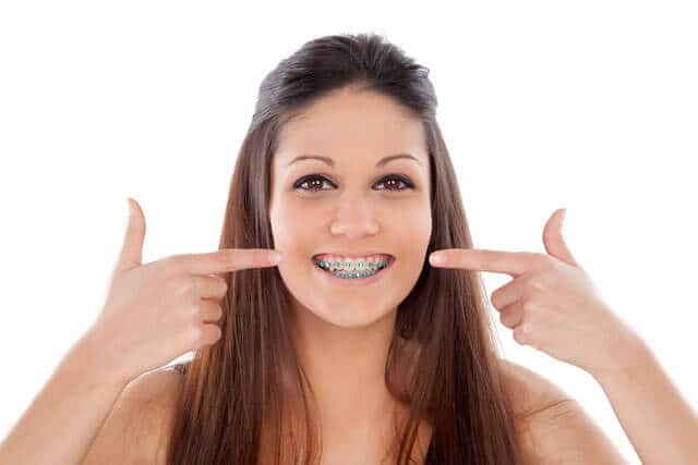 Mujer joven con brackets sonriendo