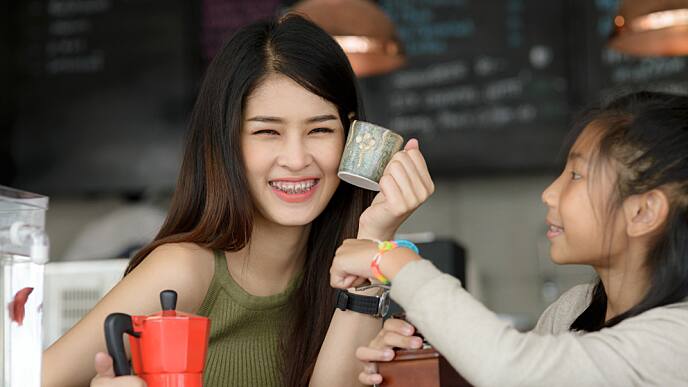 หญิงสาวยิ้มในร้านกาแฟ