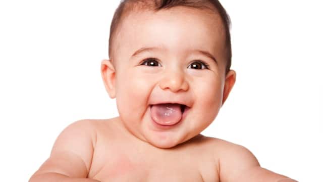 Bebé feliz y sonriente