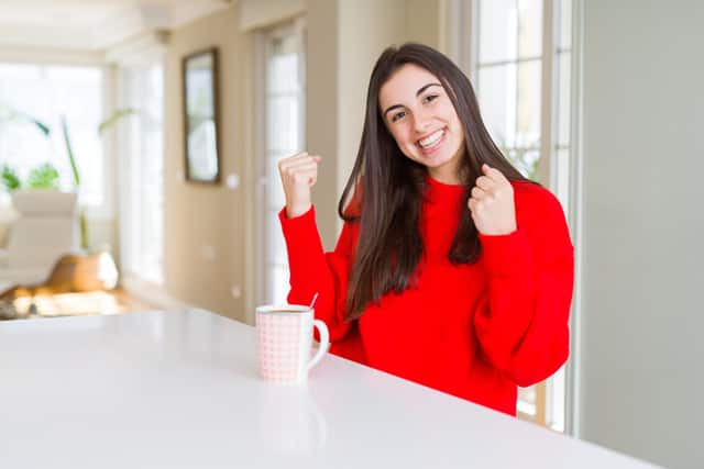 Mujer joven feliz tomando una bebida