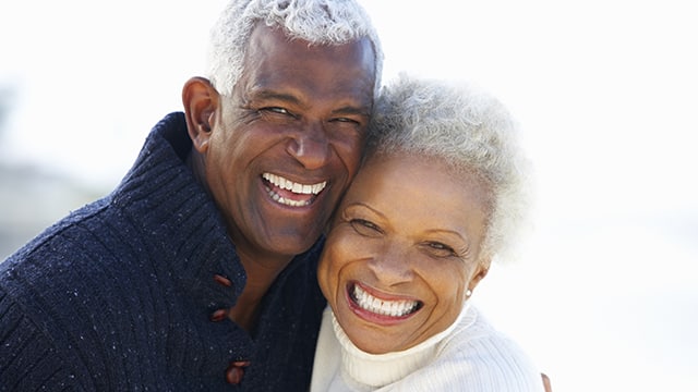 Pareja feliz sonriendo