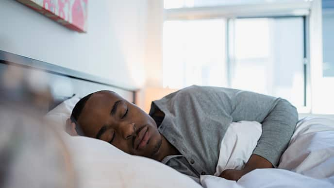 Hombre durmiendo en su cama