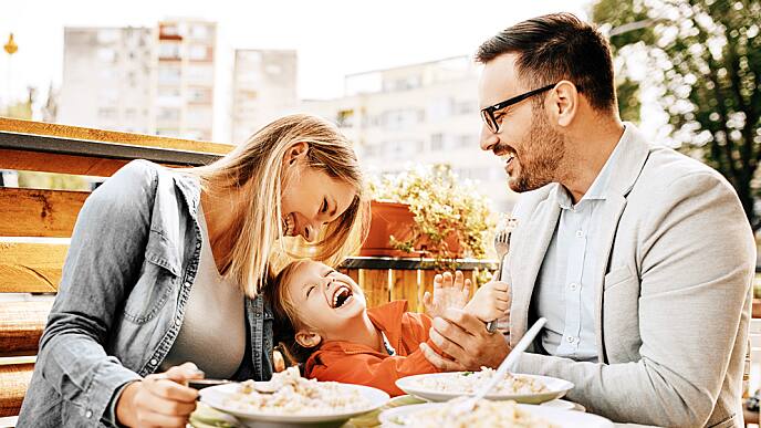 Familia feliz con sonrisa perfecta