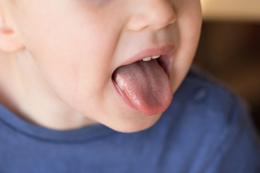 Niño sacándo la lengua