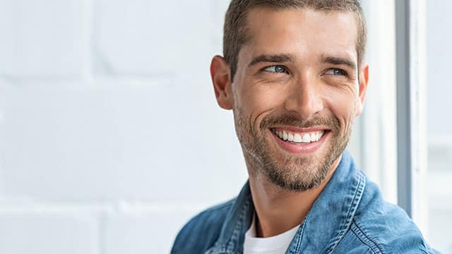 Hombre con una hermosa sonrisa