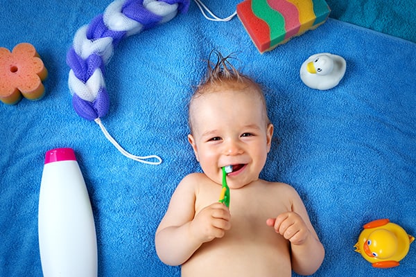 bebé cepillándose los dientes