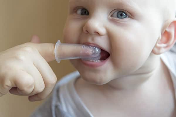 Bebe cepillando dientes