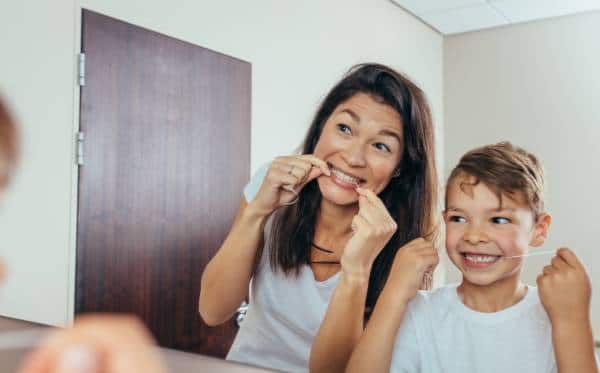 Niña lavándose los dientes