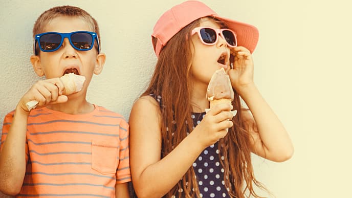 Niños comiendo helado