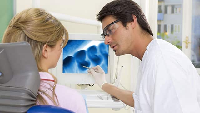 Dentista en cita con paciente Dentista en cita con paciente