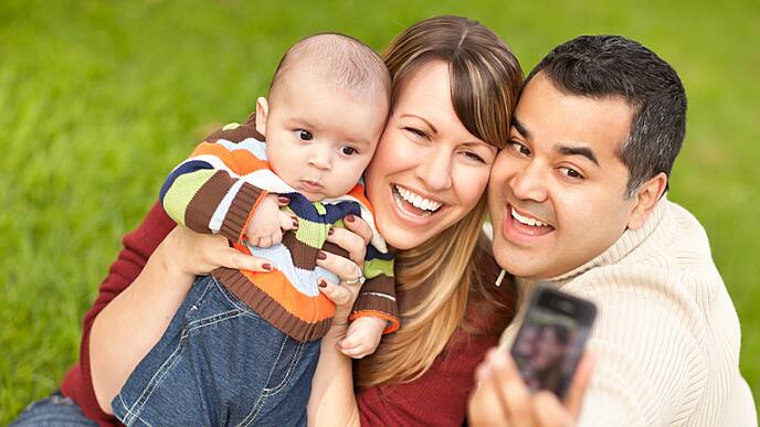 Familia feliz con sonrisa perfecta