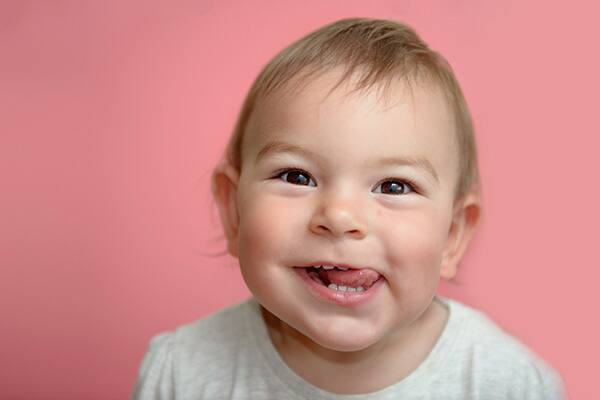 Bebé sonriendo y sacando la lengua
