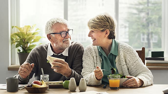 Pareja sonriendo