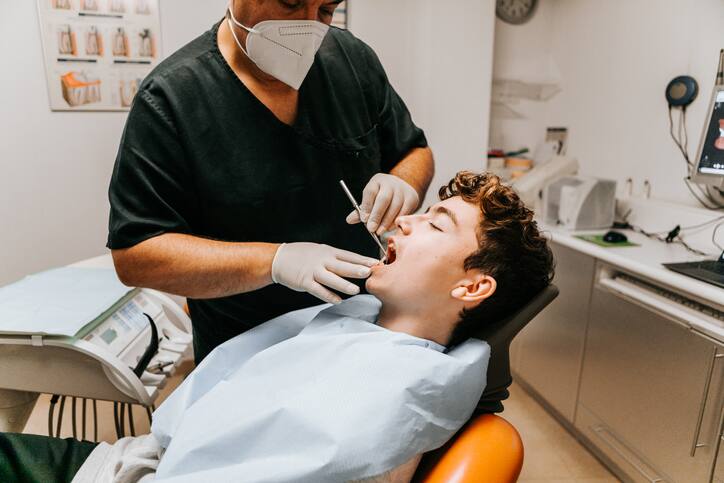 Mujer mayor sonriente en el consultorio dental