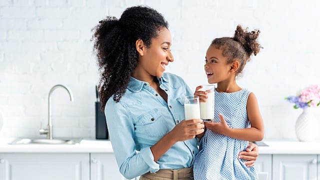 Madre e hija tomando leche