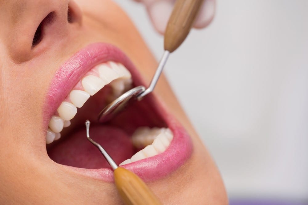 ทันตแพทย์กำลังพยายามผ่าตัด แก้ไขปัญหาฟันผุของผู้หญิง