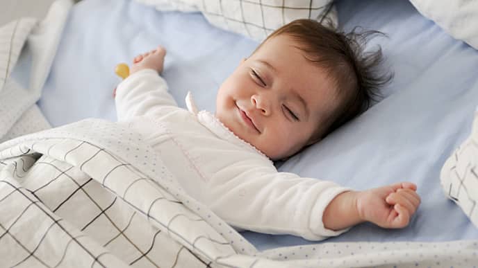 Bebé feliz sin caries durmiendo