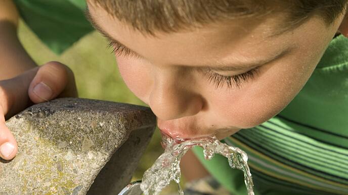 Niño bebiendo agua