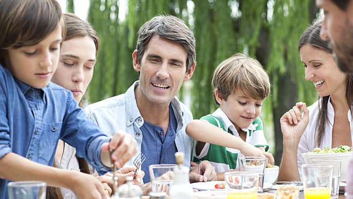 Madre y padre con sus hijos comiendo