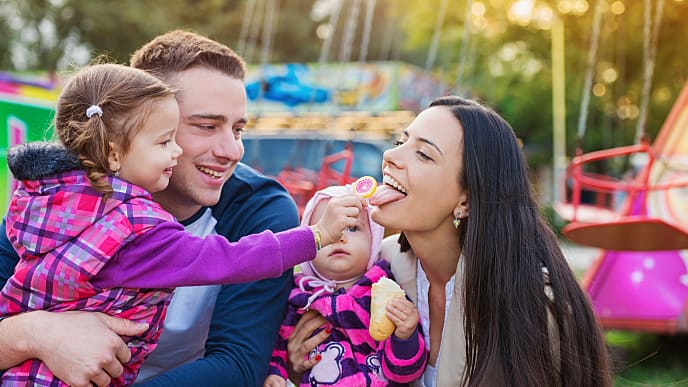 Familia sonriente en el parque