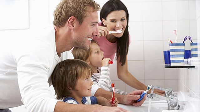 Как правильно выбрать зубную щетку для ребёнка