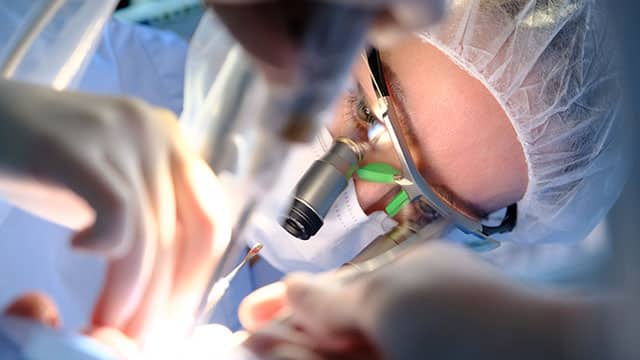 Cirujano oral realizando un procedimiento